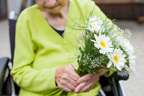 Elderly Paralyzed Woman Receiving Flower Bouquet Nursing Home Outdoor — Stock Photo, Image