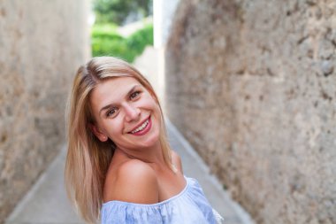 Çekici kadın kameraya gülümseyen bir yaz akşamı Krk Old Town, Hırvatistan '