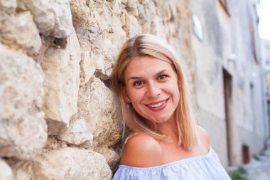 Çekici kadın kameraya gülümseyen bir yaz akşamı Krk Old Town, Hırvatistan '