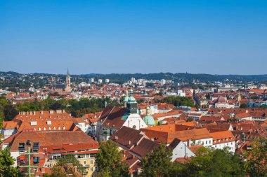 Yukarıdan güneşli bir günde alınan Avusturya Graz şehrinin panoramik resim
