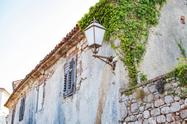 Eski kasaba Krk, Hırvatistan - taş duvarlar, Venedik tarzı bina