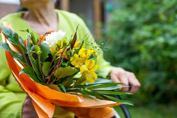 Ältere Gelähmte Frau Erhält Blumenstrauß Pflegeheim Freien — Stockfoto
