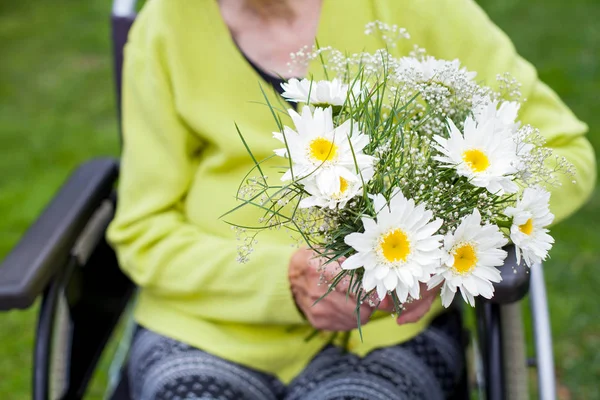 Elderly Paralyzed Woman Receiving Flower Bouquet Nursing Home Outdoor — Stock Photo, Image