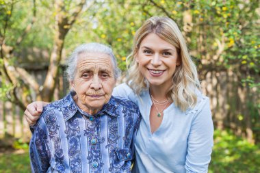 Bahçe üst düzey Bayan ile yürüme gülümseyen genç bekçi