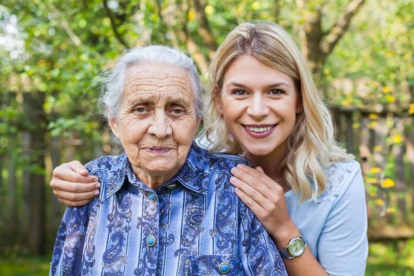 Porträt Schöner Frauen Attraktive Junge Frau Mit Lächelnder Großmutter Freien — Stockfoto