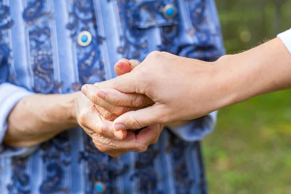 Närbild Bild Ung Kvinna Håller Hennes Senior Mormors Rynkig Hand — Stockfoto