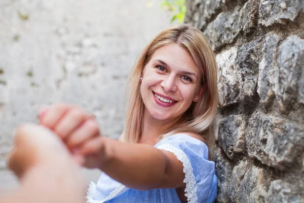 一个美丽的年轻女士与摄影师握手的肖像 微笑的相机 — 图库照片