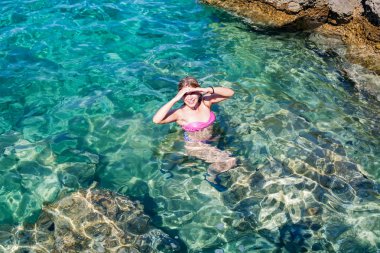 Denizde yüzen kadın