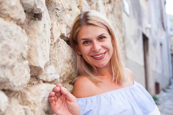 Улыбающаяся женщина в Хорватии — стоковое фото