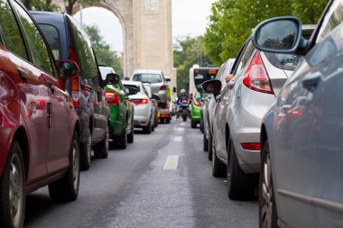 Romanya'nın başkenti Bükreş'in merkezindeki büyük trafik. Uzun satırları bekleyen arabalar