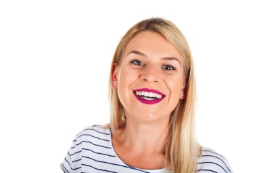 İzole arka plan üzerinde kameraya gülümseyen güzel genç kadın portresi