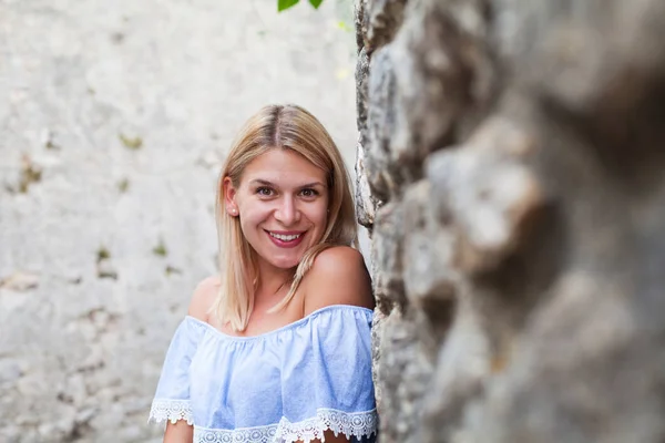 Красивая Молодая Женщина Синем Платье Улыбается Камеру Летний Отдых Хорватии — стоковое фото