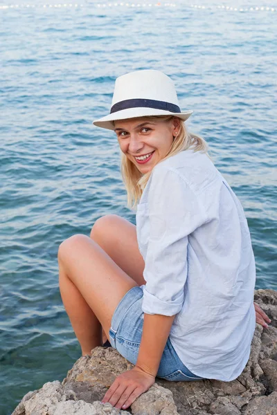Привлекательная Молодая Женщина Повседневной Рубашке Шляпе Берегу Моря Летний День — стоковое фото