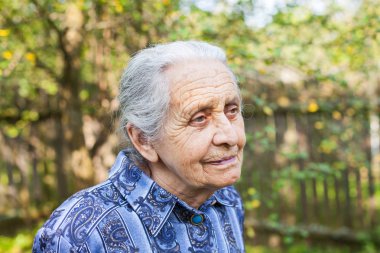 Portre, eski mavi elbise, bahçede yaz üzerinde yürüme Bayan buruşuk