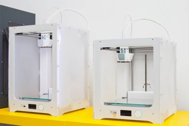 Beyaz elektronik 3d printerlere harcama maddeler. Plastik baskı. Modern teknoloji