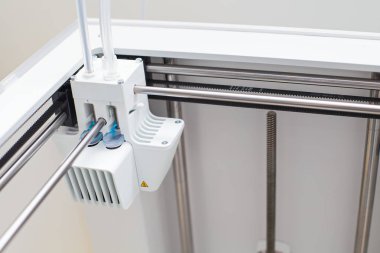 Beyaz elektronik 3d printerlere harcama maddeler. Plastik baskı. Modern teknoloji