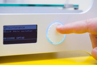 Beyaz elektronik 3d printerlere harcama maddeler. Plastik baskı. Modern teknoloji