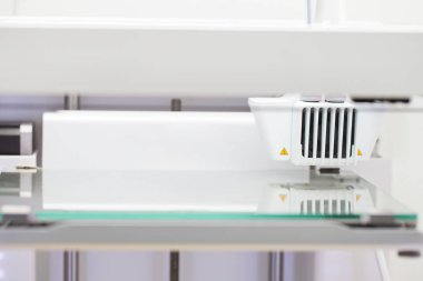 Beyaz elektronik 3d printerlere harcama maddeler. Plastik baskı. Modern teknoloji