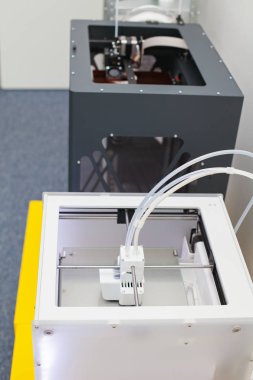 Beyaz elektronik 3d printerlere harcama maddeler. Plastik baskı. Modern teknoloji