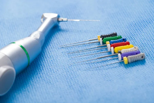 Imagen Cerca Los Instrumentos Dentales Taladro Agujas Para Tratamiento Conductos — Foto de Stock