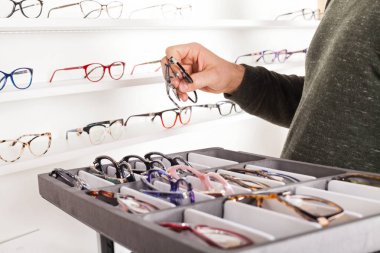 Modaya uygun düzeltici gözlükleri optik mağaza rafındaki