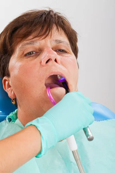 口の中で歯科医の椅子に年配の女性を開く Durring 歯科治療 — ストック写真