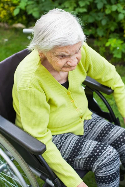 Starsza Pani Siedzi Wózku Inwalidzkim Demencją Spędzać Czas Świeżym Powietrzu — Zdjęcie stockowe