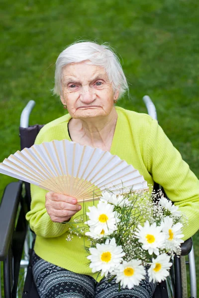 Mujer Anciana Discapacitada Sentada Silla Ruedas Recibiendo Ramo Flores Para — Foto de Stock
