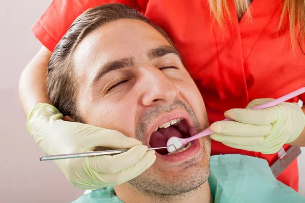 Foto Eines Männlichen Patienten Einer Zahnklinik — Stockfoto