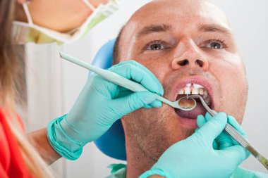 Açık bir diş dolgu almak bir adam resmi