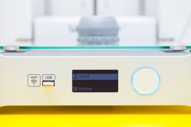 Beyaz elektronik 3d printerlere harcama maddeler. Plastik baskı. Modern teknoloji