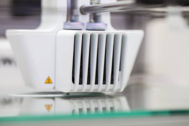 Beyaz elektronik 3d printerlere harcama maddeler. Plastik baskı. Modern teknoloji