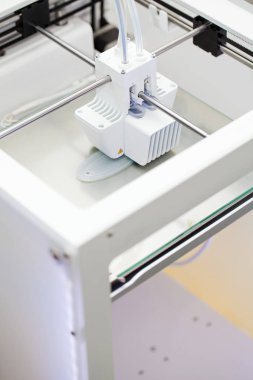 Beyaz elektronik 3d printerlere harcama maddeler. Plastik baskı. Modern teknoloji
