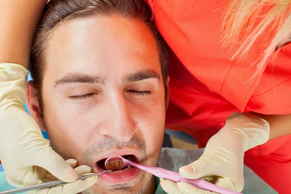 Fotoğraf Erkek Hastanın Bir Diş Kliniği — Stok fotoğraf