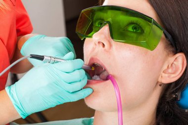 Oral tedavi için bir profesyonel diş lazer kullanarak diş hekimi