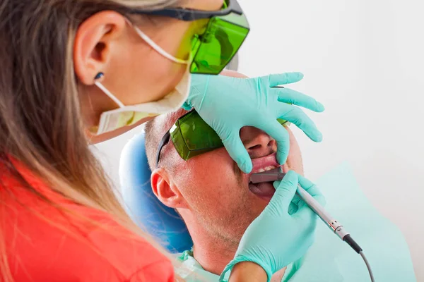 Zahnarzt Mit Einem Professionellen Zahnlaser Für Die Orale Behandlung — Stockfoto