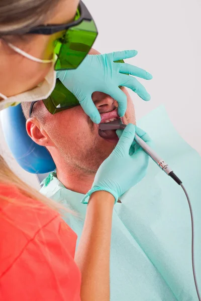 Dentista Usando Laser Dental Profissional Para Tratamento Oral — Fotografia de Stock