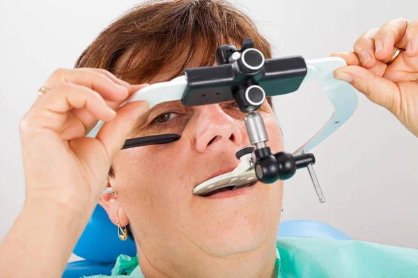 Seniorpatient 기능과 요소의 환자의 입에서 Articulator Facebow — 스톡 사진