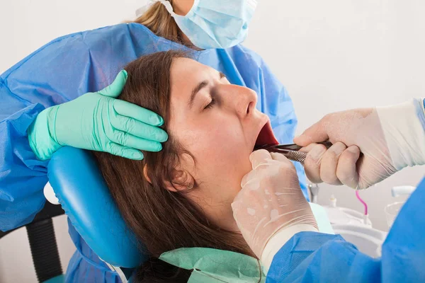 Odstranění Zubu Moudrosti Svým Asistentem Chirurg — Stock fotografie