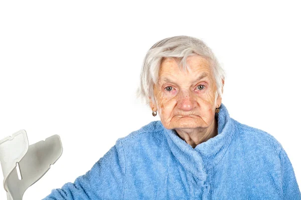 Ältere Behinderte Frau Mit Medizinischer Krücke Posiert Auf Isoliertem Hintergrund — Stockfoto