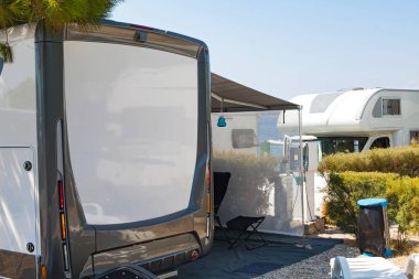 Resim camper kamyonlarının Krk'ın kamp yerinde, Hırvatistan Adriyatik Denizi tarafından