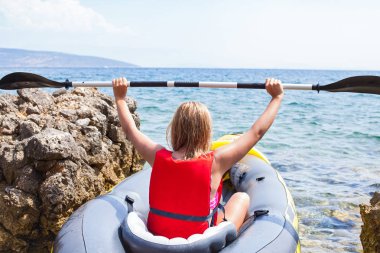 Adriyatik Denizi yakınındaki Krk Island tarafından Hırvatistan Kayak mutlu genç kadın
