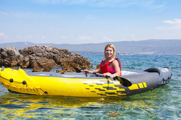 Giovane Donna Felice Kayak Nel Mare Adriatico Vicino All Isola — Foto Stock