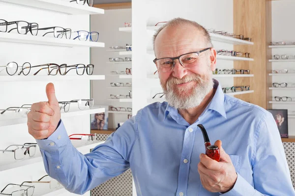 Χαρούμενα Ηλικιωμένους Man Επιλέγοντας Διορθωτικά Γυαλιά Στο Κατάστημα Οπτικών — Φωτογραφία Αρχείου