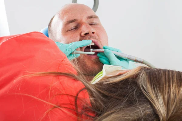 Imagen Del Dentista Utilizando Taladro Para Tratamiento Dental Cavidad Oral — Foto de Stock