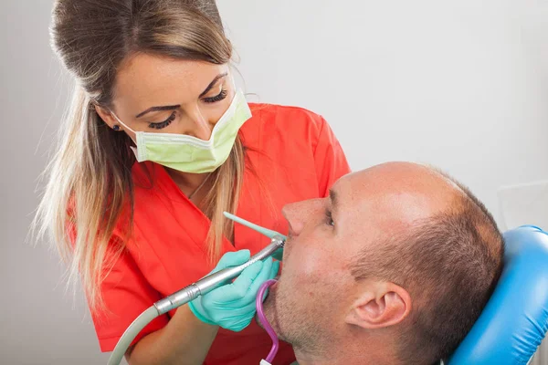 Bild Tandläkare Med Borr För Tandvård Manliga Patientens Munhålan — Stockfoto