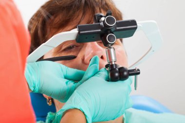 Transfer fonksiyonel ve estetik bileşenleri için hastanın ağzından diş articulator için bir facebow giyen Seniorpatient