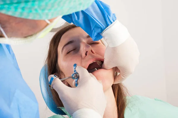 Photo Rapprochée Femme Cabinet Dentiste Recevant Une Anesthésie Locale Avant — Photo