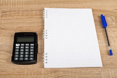 Sayaç, kalem, defter, pergel - okul ve ofis malzemeleri ahşap arka plan üzerinde