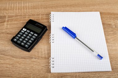 Sayaç, kalem, defter, pergel - okul ve ofis malzemeleri ahşap arka plan üzerinde